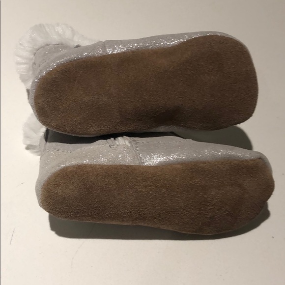 ⭐️ Robeez silver metallic fur lined booties - Picture 3 of 3